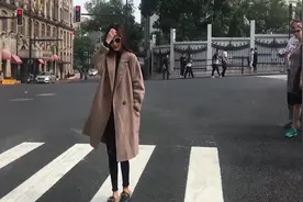 最近这种穿搭火了，森系赫本风毛呢大衣+黑色高领毛衣视频封面