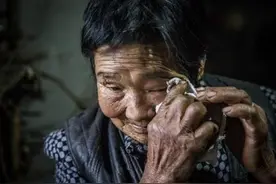 老太养大6个儿女却无人养老 每日守着棺材过图片