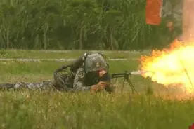 令敌胆寒的喷火兵如何练成？看第42集团军喷火兵训练！视频封面