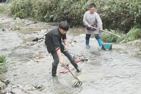 农村母子在河边清理垃圾，为他们点个赞视频封面