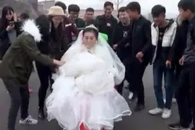 山西长治农村结婚用“独轮车”迎新娘，爆笑！视频封面