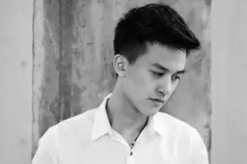 小说：她一步一步朝总裁靠近，纤长的手指轻轻勾起男人的下巴图片