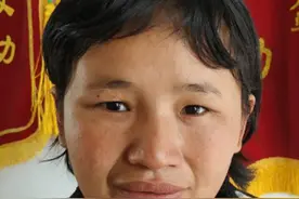 信阳寻亲：青年女子被救助，高1米5，短发，穿黑色外褂图片
