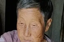 急寻！咸宁七旬老太走失，患阿尔茨海默病，穿紫色棉袄，戴红色帽子图片