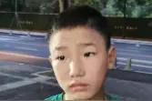 急寻孩子父母！成都12岁男孩被救助，自述叫黄云，穿绿色卫衣，高1米5图片