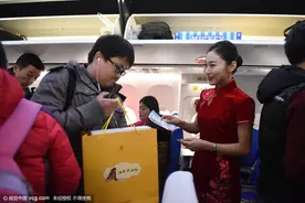山航空姐身穿旗袍盛装迎新年图片