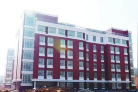 青岛19中学生参观新校区 宿舍和食堂最受关注图片