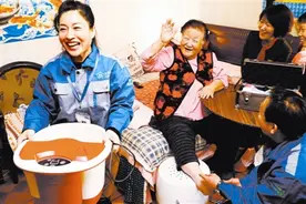 护脚医心的女修脚工：老人们认可 儿子理解图片