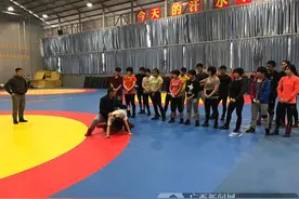 越南摔跤队赴邕与广西队进行合练图片