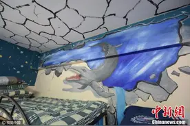 浙江高校男生手绘3D画 寝室变成“魔幻空间”图片