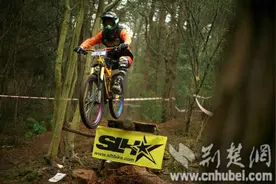 武汉举办山地车速降赛 选手比拼技艺(图)图片
