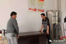 上思法院为帮扶村赠送办公桌椅图片