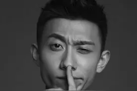 张一山晒了几张黑白照粉丝炸开了锅！有网友说比鹿晗还帅？图片