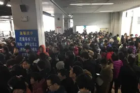 上海地铁1号线早高峰现故障间隔延长，3站停5次用50分钟图片