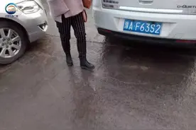 郑州这条路怎么了？十几辆电动车走到这就摔，交警都忙不过来了！图片