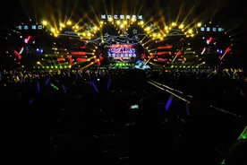 韩磊压轴 城口亿联公益演唱会万人欢腾图片