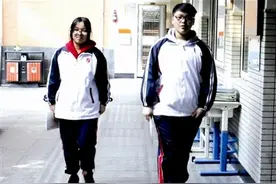 扶！服！回校途中遇到生病倒地的老人 两名少年的举动收获了满满的点赞图片