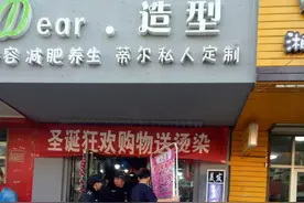 轿车路中抛锚 城管帮忙推车图片