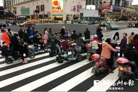 电动车骑手停在斑马线中间等绿灯 存在安全隐患图片