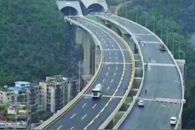 春节期间 市民坐BRT免费图片