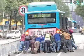公交车坏路中 30余人推车 网友点赞：“整个画面很温馨”图片