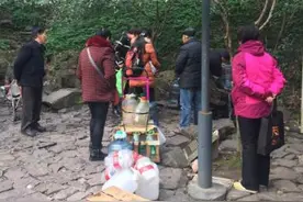 孙大伯网上买了个测水笔 测出来虎跑泉和取水口数据不一样图片