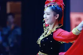 佟丽娅新疆舞惊艳全场《真男2》空一师晚会孙杨首主持图片