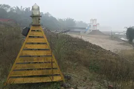 四川合江企业搅拌站向长江直接排污江面分色，环保局责令整改图片