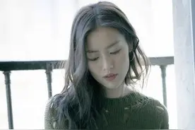 随便一拍就很美！刘雯阳台放空清新灵动图片