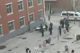 河北外国语学院一学生宿舍楼坠亡，警方：取衣服时不慎坠落图片