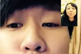 林俊杰晒与妈妈视频聊天截图 撅嘴亲亲喊我爱你图片