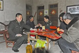 品味一位老人的“孤单”夜话图片