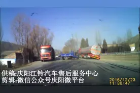 三轮农用车突然掉头，大型油罐车躲避不急直接撞上视频封面