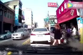 少女开车门，1秒丧命