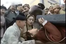 女孩表演胸口碎大石，结果口吐鲜血，差点丧命！视频封面