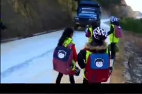 城市里的孩子们到农村！路边搭顺风车！期间发生的事让大人都佩服视频封面