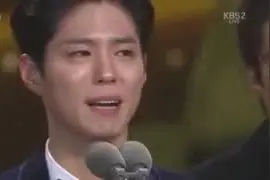朴宝剑夺奖台上硬咽致词爆哭　宋仲基台下跟着泪崩频擦眼泪！图片