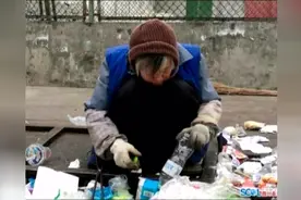 84岁退休老师捡垃圾  一年捐出了5万多个瓶子的钱视频封面