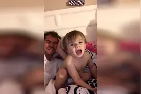 美国妈妈教女儿学习英语，小宝宝真是太萌了，宝宝把自己都逗笑了视频封面