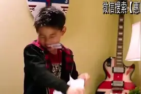 小明滚出去，小明妈怀疑小明不是亲生的，小明哭着撕书视频封面