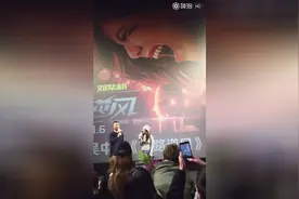 邓紫棋现场回答粉丝为什么穿皮裤，并为粉丝清唱歌曲