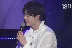 李钟硕台湾FM演唱《礼物》，小心脏简直受不了！视频封面