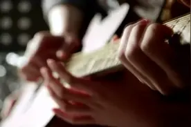 该学钢琴还是吉他？视频封面