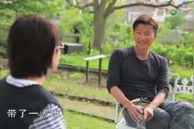 谢霆锋在金马奖颁奖礼上偷吃巧克力，大牌纷纷向他要吃的视频封面