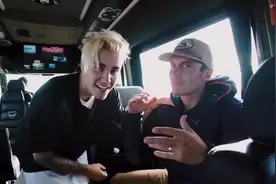 带你看看贾斯汀比伯的一天，比你帅的人还比你努力！视频封面