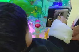 15个月宝宝坐摇摇车，自己投币一元，过程好曲折，太有意思了视频封面