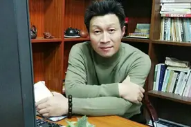 高清镜头下：我怎样捻笔、转笔、反笔，四个钩连写，钩钩各异！图片