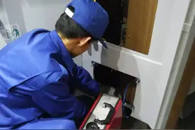 高铁上，你的随手一扔，便是他们三个小时的忙碌图片