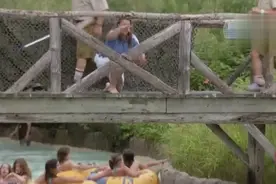 老外街头恶搞 漂流的时候突然出现一条蛇 游客直接被吓尿视频封面