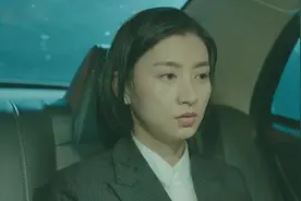 这位女干部好样的，下大雨自己撑伞，为了工作气得收伞淋雨湿透了